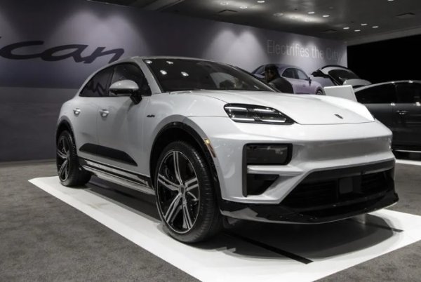 Macan е най-продаваният модел на Porsche вече почти десетилетие. Спортен кросоувър, който комбинира стила и усещането на спортните автомобили на компанията с част от практичността на по-големия SUV Cayenne. Красотата е очевидна! Но за 2024 г. има изцяло нов тип  &mdash; напълно електрическият Macan EV. Пристигането на модела в представителствата беше отложено, но Porsche гордо показа един на своя щанд в Ню Йорк заедно с конвенционален Macan и своя електрически Taycan.

Macan EV ще бъде пъргав - с 402 или 630 конски сили в зависимост от модела, ще се зарежда бързо благодарение на своята 800-волтова батерия. Предполага се, че може да се зареди от 10 до 80% за 21 минути с бързо устройство с постоянен ток. Германците гарантират по-дълъг пробег от Taycan. Macan EV се движи с изцяло различна платформа от своя събрат, задвижван с бензин, и в крайна сметка ще замени това превозно средство. Но пък получавате същите видове атлетично шаси и дизайн на окачването.
